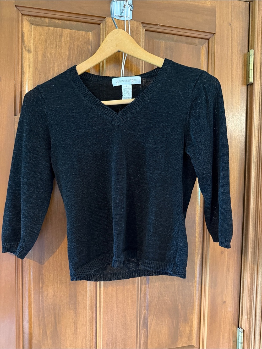 Jones New York Black V-Neck 3/4 Sleeve Knit Top